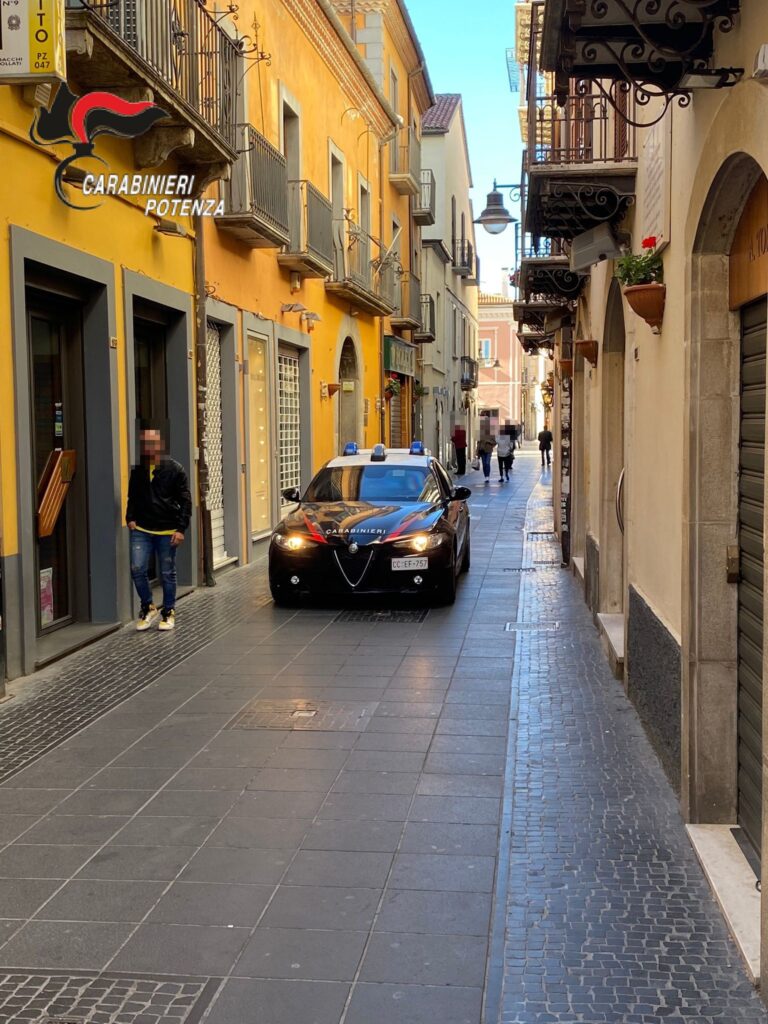 POTENZA:UNA PAROLA DI TROPPO E SCOPPIA LA RISSA FUORI UN BAR DEL CENTRO. I CARABINIERI ARRESTANO 8 PERSONE. potenza