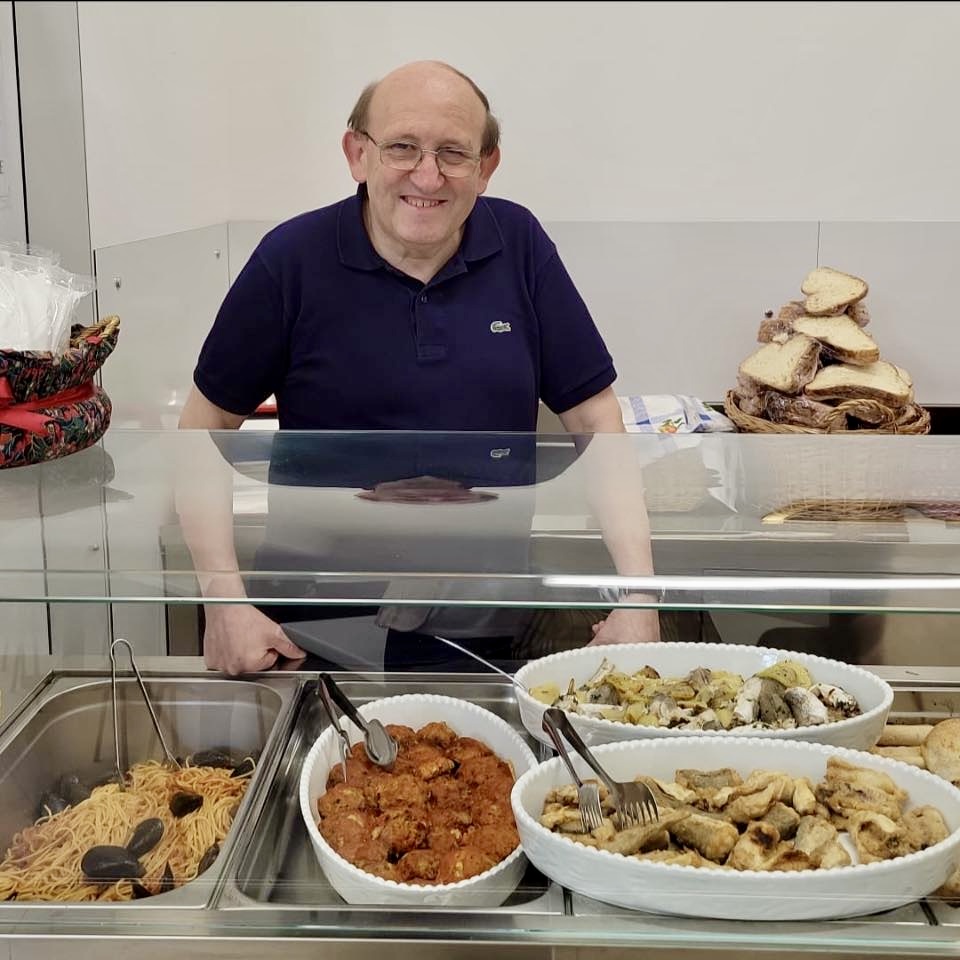 A Matera don Angelo Raffaele Tataranni e la comunità della Locanda del Samaritano aiutano i più fragili con un tetto, alimenti e vestiario. matera