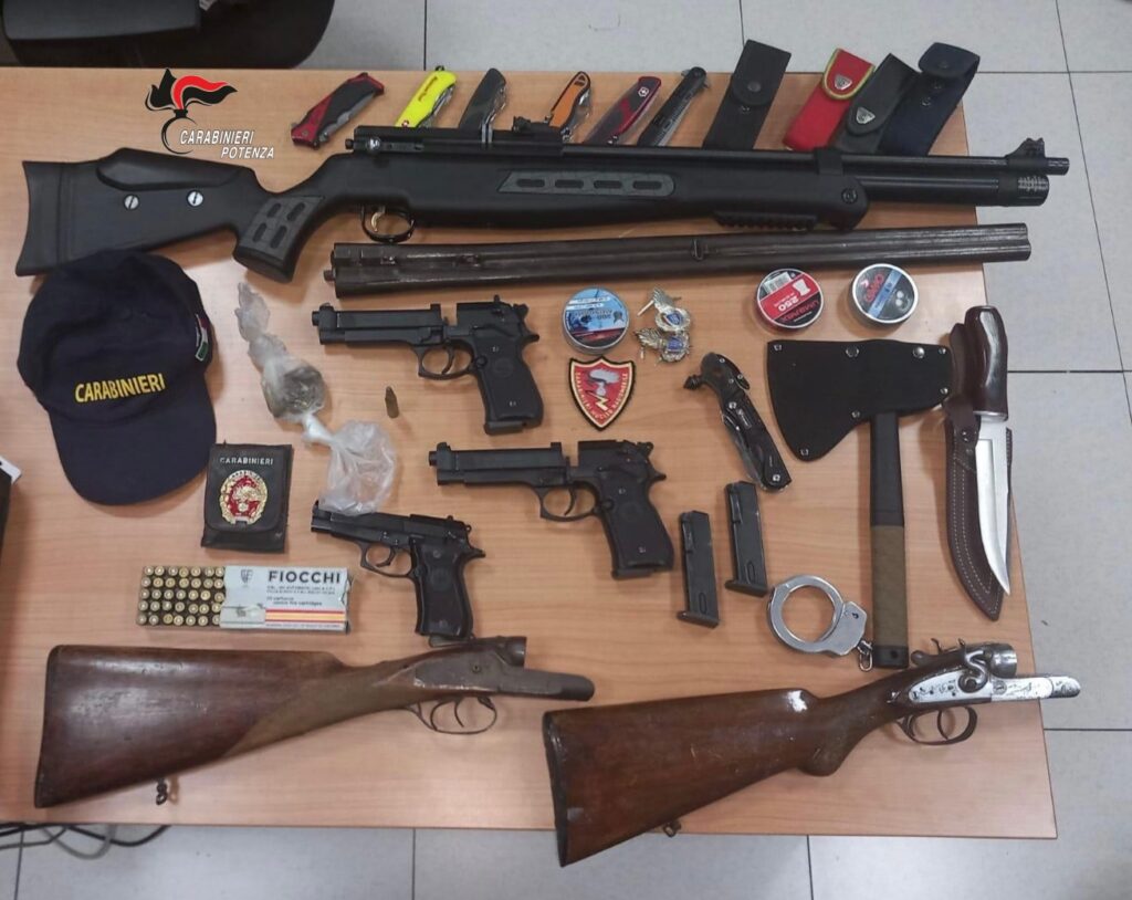 POTENZA(PZ):In manette un 35enne potentino per ricettazione e porto abusivo di armi. potenza,manette