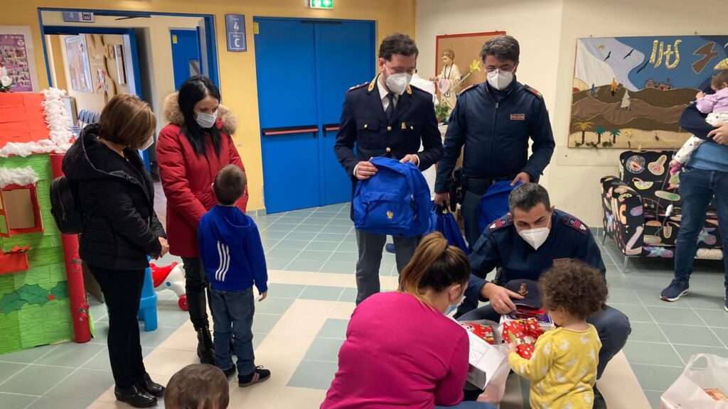 La Polizia di Stato di Matera incontra i bambini del Reparto pediatrico dell’Ospedale “Madonna delle Grazie” e dona loro alcuni gadget Polizia di stato
