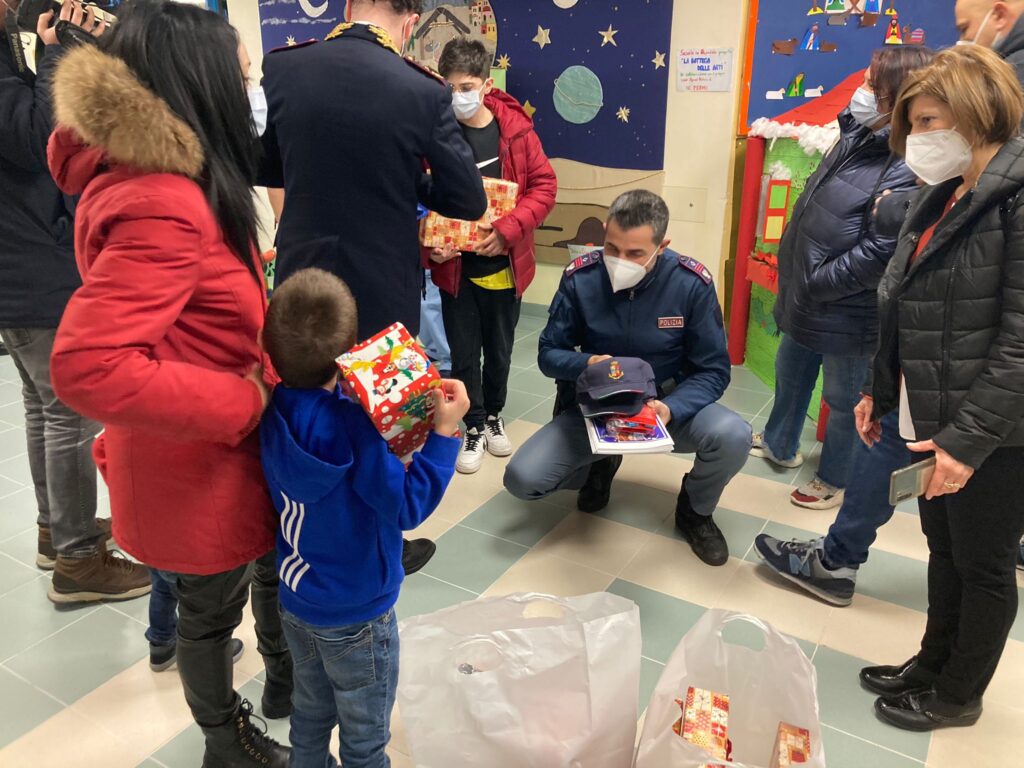La Polizia di Stato di Matera incontra i bambini del Reparto pediatrico dell’Ospedale “Madonna delle Grazie” e dona loro alcuni gadget Polizia di stato