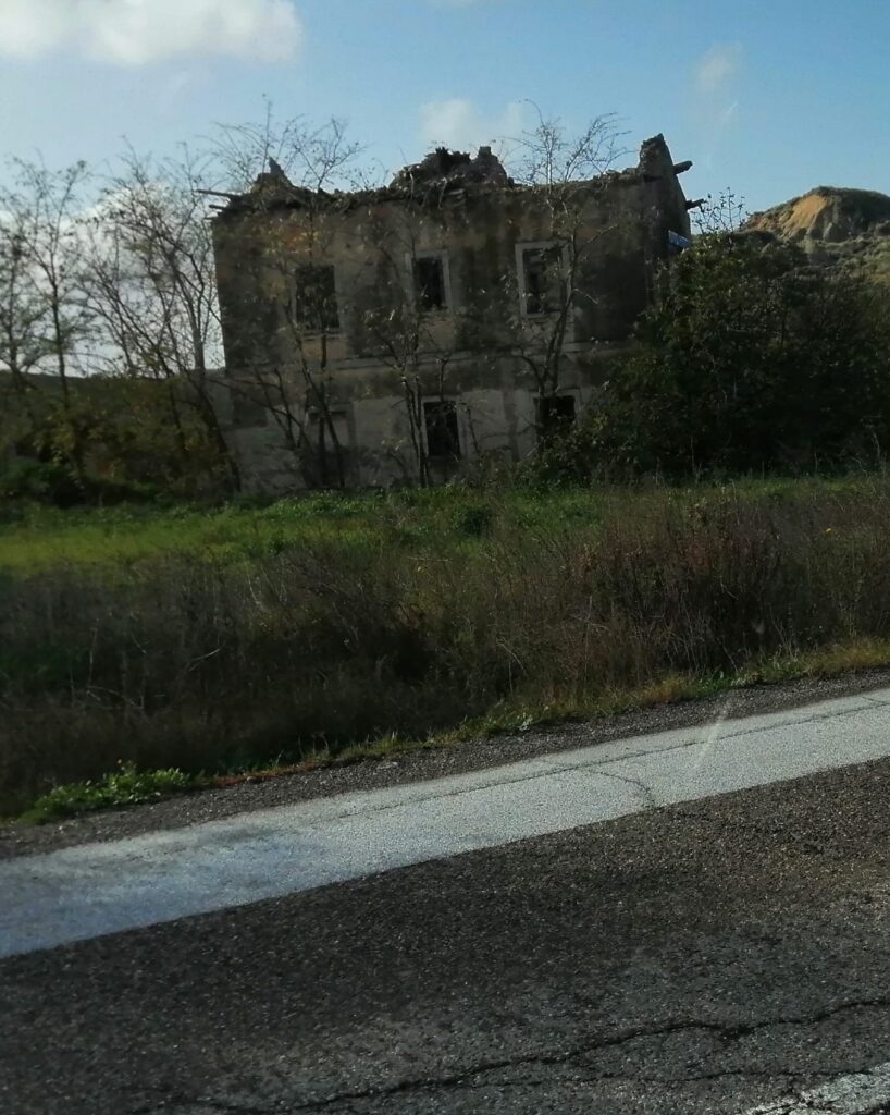 EX STAZIONE POZZITELLO. RUDERE SEMPRE IN PIEDI, PERICOLOSO PER PUBBLICA INCOLUMITA' E OFFENSIVO PER IL DECORO rudere,pozzitello