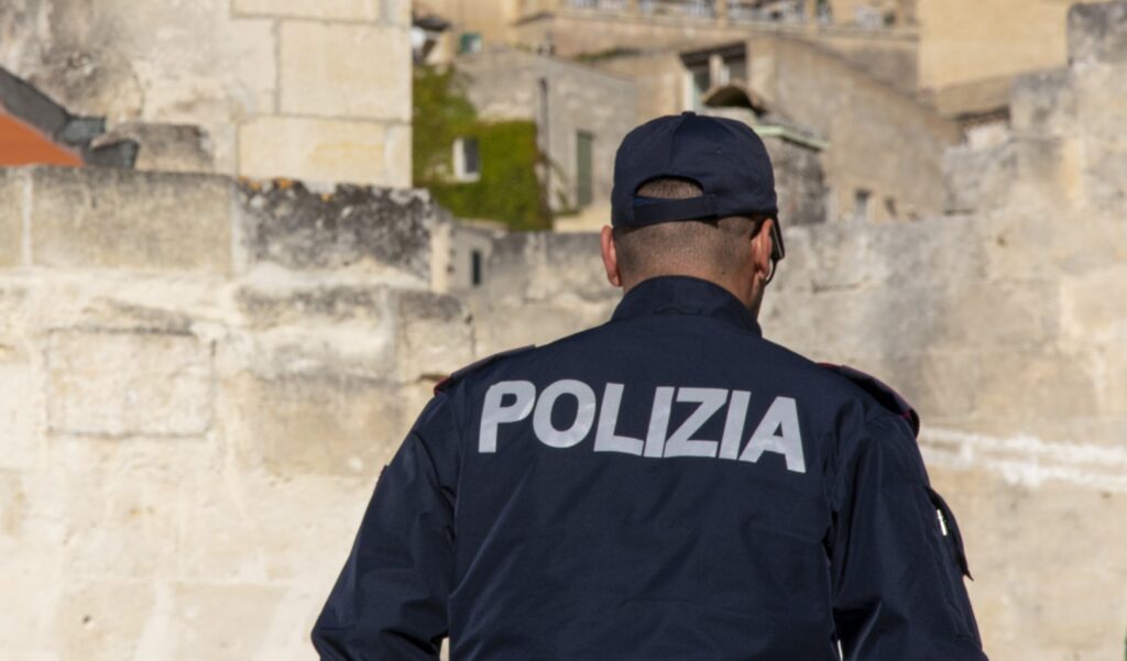 Ordinanza di allontanamento e divieto di avvicinamento eseguita dalla Polizia di Stato di Matera nei confronti di un 20enne polizia di stato,matera