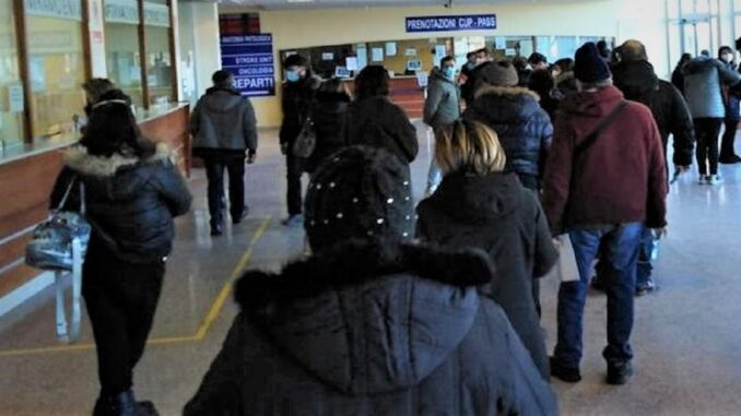 gente-in-fila