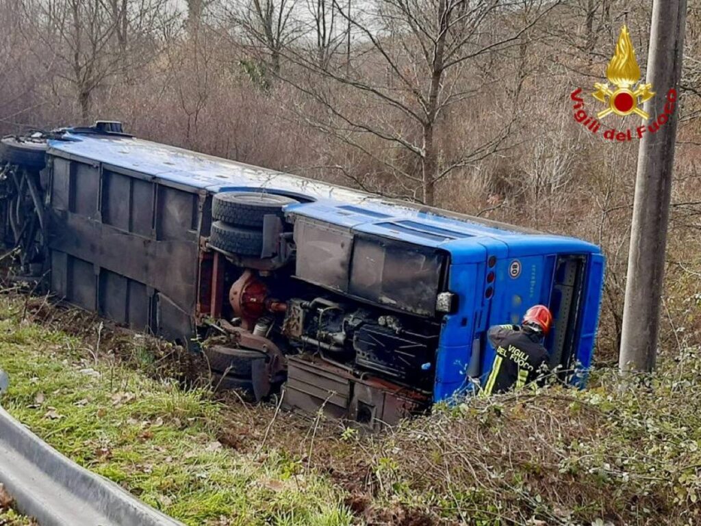Vigili del Fuoco. Incidente stradale - Baragiano Scalo - Baragiano (Pz) vigili del fuoco