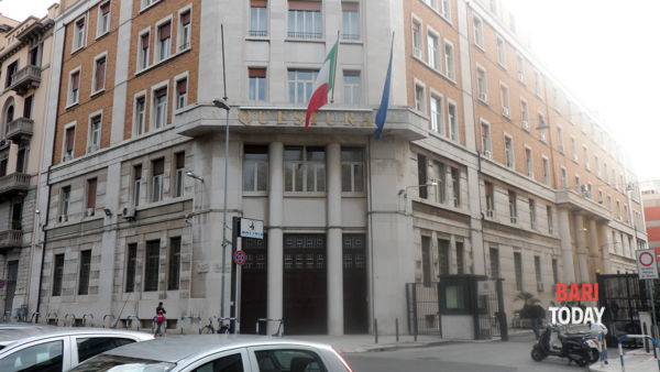 TRENTADUENNE ARRESTATO IN PIAZZA MORO DALLA POLIZIA DI STATO polizia,stato