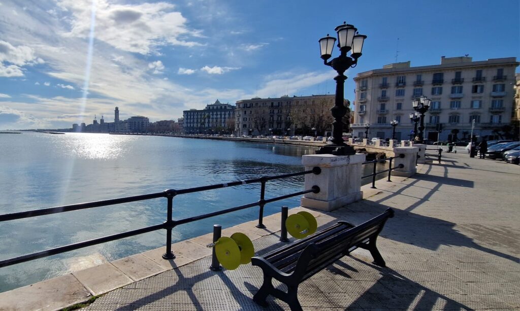 POSIZIONATE TRE COPPIE DI PEDALIERE SUL LUNGOMARE DI BARI coppie,bari