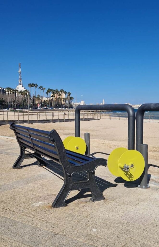 POSIZIONATE TRE COPPIE DI PEDALIERE SUL LUNGOMARE DI BARI coppie,bari