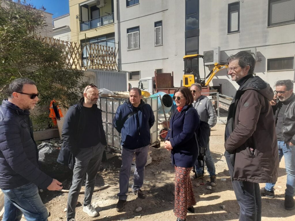 STAMATTINA A CARBONARA IL SOPRALLUOGO SUL CANTIERE PER LA RIQUALIFICAZIONE DELLA PIAZZETTA TRA VIA GENOVA E PANTANELLI E CON NUOVO VERDE E UNA NUOVA AREA LUDICA carbonara,genova