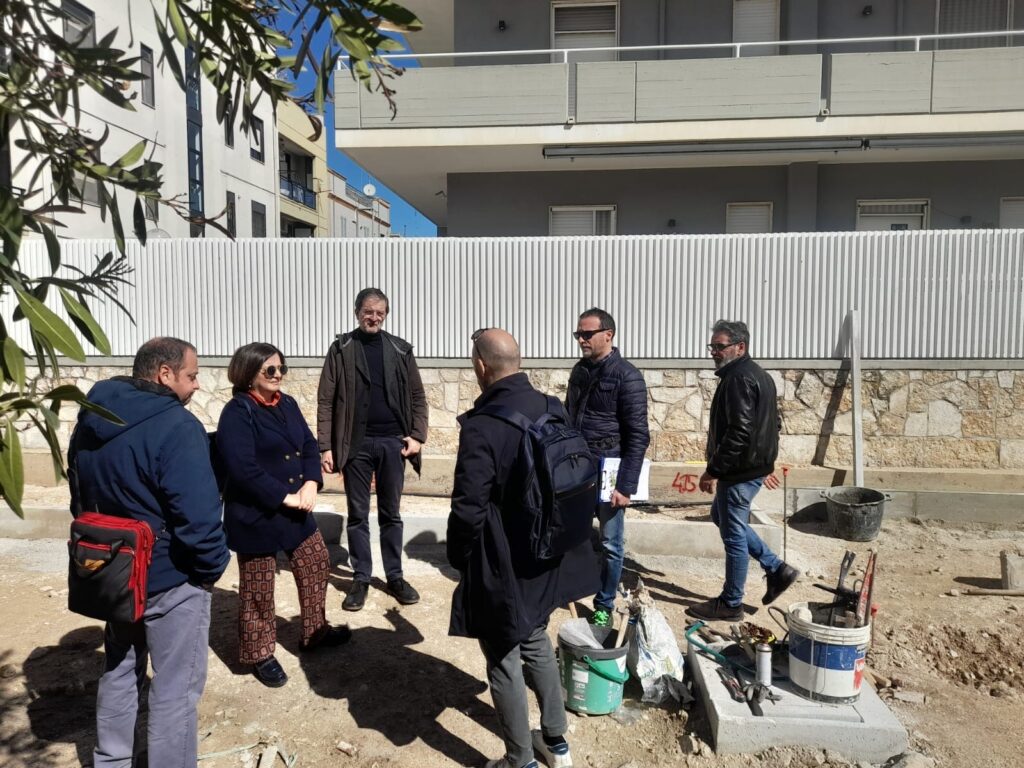 STAMATTINA A CARBONARA IL SOPRALLUOGO SUL CANTIERE PER LA RIQUALIFICAZIONE DELLA PIAZZETTA TRA VIA GENOVA E PANTANELLI E CON NUOVO VERDE E UNA NUOVA AREA LUDICA carbonara,genova