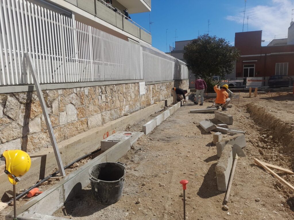 STAMATTINA A CARBONARA IL SOPRALLUOGO SUL CANTIERE PER LA RIQUALIFICAZIONE DELLA PIAZZETTA TRA VIA GENOVA E PANTANELLI E CON NUOVO VERDE E UNA NUOVA AREA LUDICA carbonara,genova