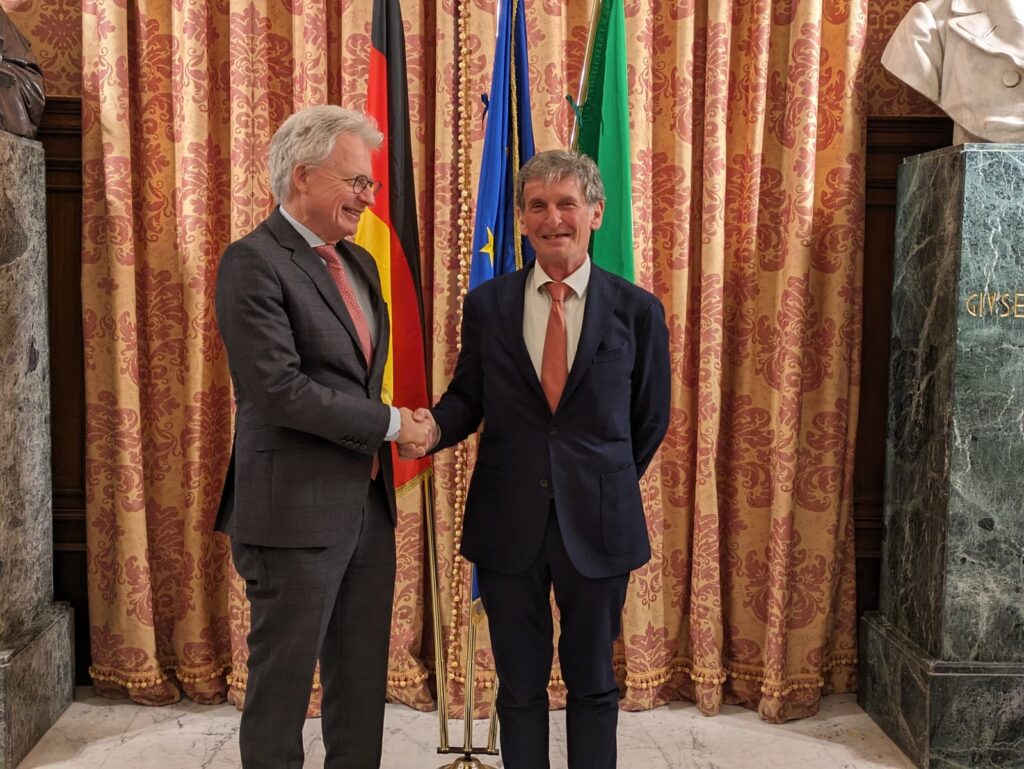 IL VICESINDACO EUGENIO DI SCIASCIO A COLLOQUIO CON L'AMBASCIATORE TEDESCO HANS-DIETER LUCAS A PALAZZO DI CITTÀ