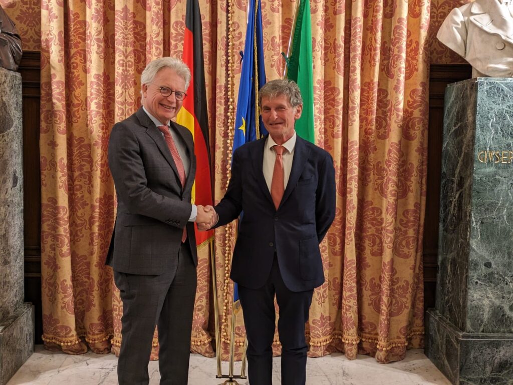 IL VICESINDACO EUGENIO DI SCIASCIO A COLLOQUIO CON L'AMBASCIATORE TEDESCO HANS-DIETER LUCAS A PALAZZO DI CITTÀ