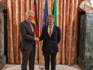 IL VICESINDACO EUGENIO DI SCIASCIO A COLLOQUIO CON L'AMBASCIATORE TEDESCO HANS-DIETER LUCAS A PALAZZO DI CITTÀ