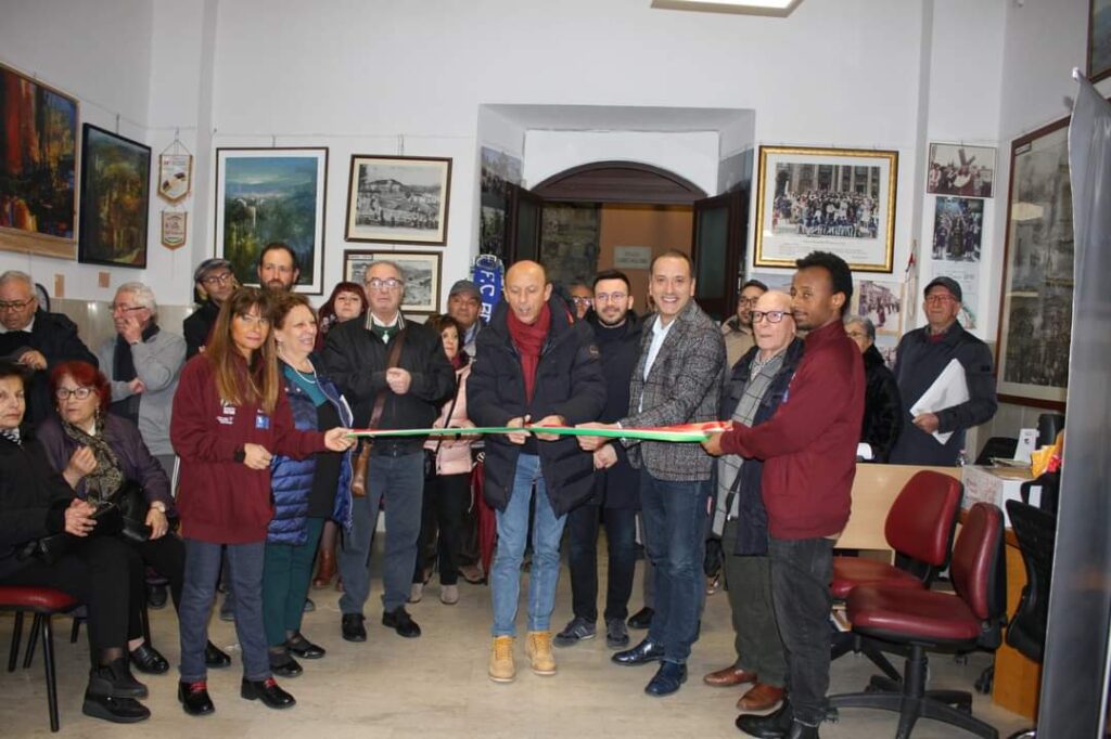 Tante emozioni all'inaugurazione della mostra fotografica celebrativa della Via Crucis Barile a Roma dal Papa nel 1983 emozioni