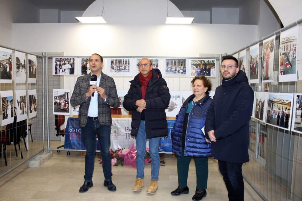 Tante emozioni all'inaugurazione della mostra fotografica celebrativa della Via Crucis Barile a Roma dal Papa nel 1983 emozioni