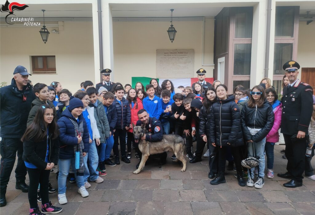 POTENZA: SCUOLA DI LEGALITÀ. SCOLARESCA IN VISITA AL COMANDO PROVINCIALE CARABINIERI DI POTENZA. potenza,carabinhieri