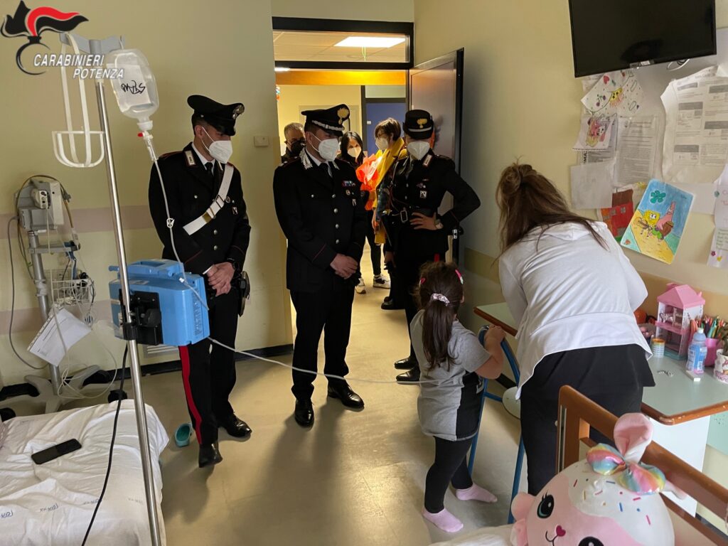 POTENZA: I CARABINIERI DONANO UN DOLCE PENSIERO AI PICCOLI RICOVERATI DEL REPARTO DI PEDIATRIA DELL’OSPEDALE SAN CARLO. potenza