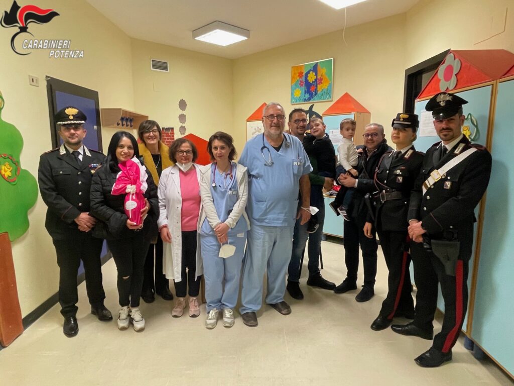 POTENZA: I CARABINIERI DONANO UN DOLCE PENSIERO AI PICCOLI RICOVERATI DEL REPARTO DI PEDIATRIA DELL’OSPEDALE SAN CARLO. potenza