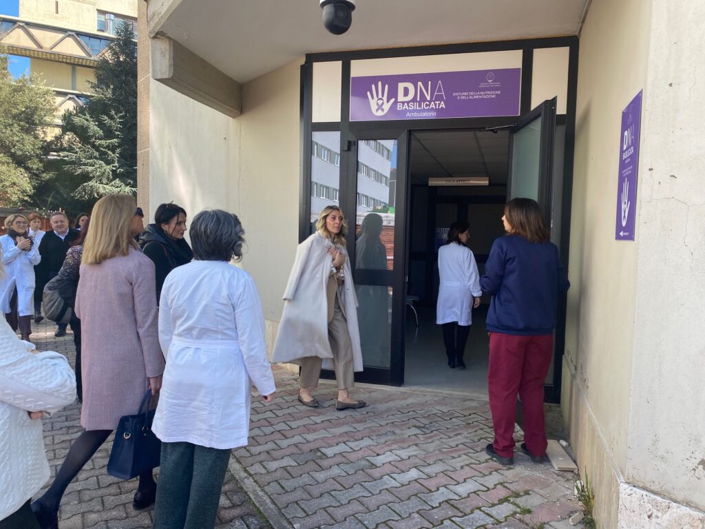 Giornata Fiocchetto Lilla: all’ospedale San Carlo di Potenza si inaugura un ambulatorio dedicato ai disturbi della nutrizione e dell’alimentazione ambulatorio