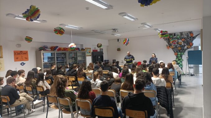 La-Polizia-incontra-gli-studenti