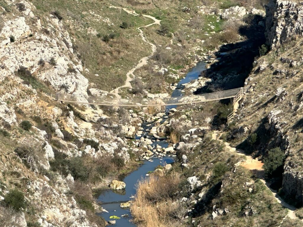 A Pasqua sarà riaperto il sentiero 406 per il ponte sul torrente Gravina gravina