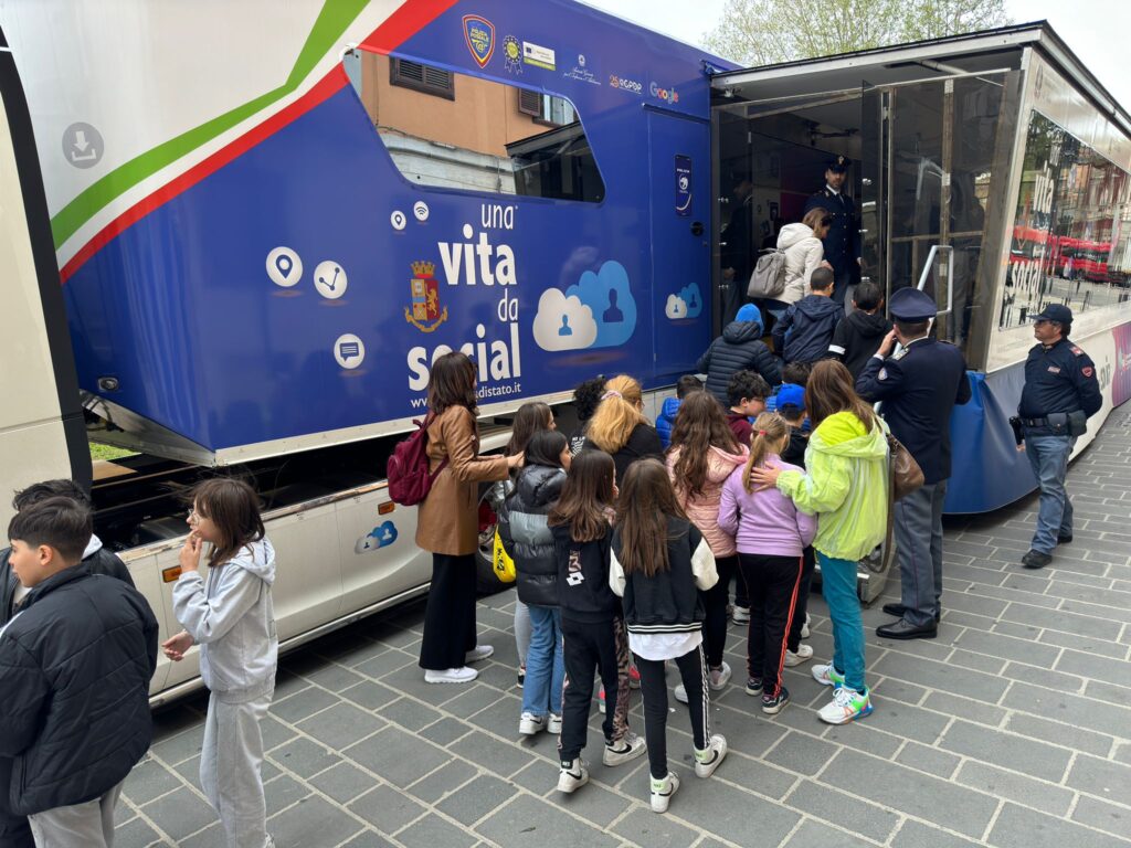 l truck della Polizia di Stato a Matera per incontrare gli studenti con la campagna di educazione alla legalità “Una vita da social” polizia di stato