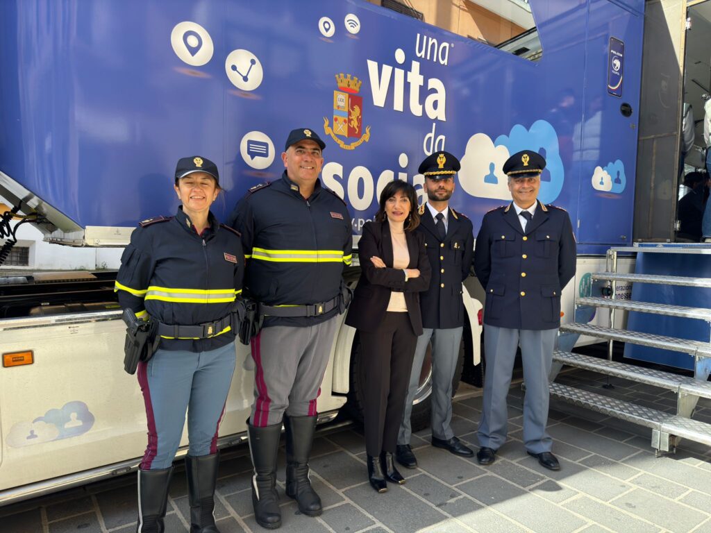 l truck della Polizia di Stato a Matera per incontrare gli studenti con la campagna di educazione alla legalità “Una vita da social” polizia di stato