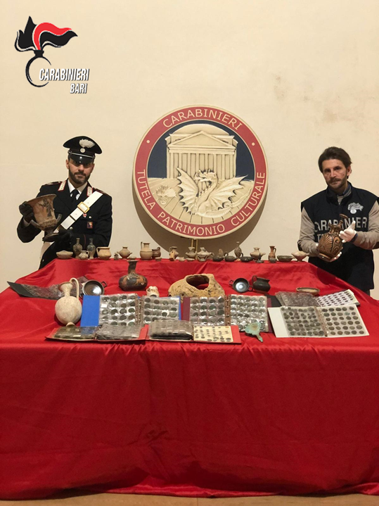 Bari: i Carabinieri scovano centinaia di reperti archeologici nell’abitazione di due pensionati carabinieri,reperti
