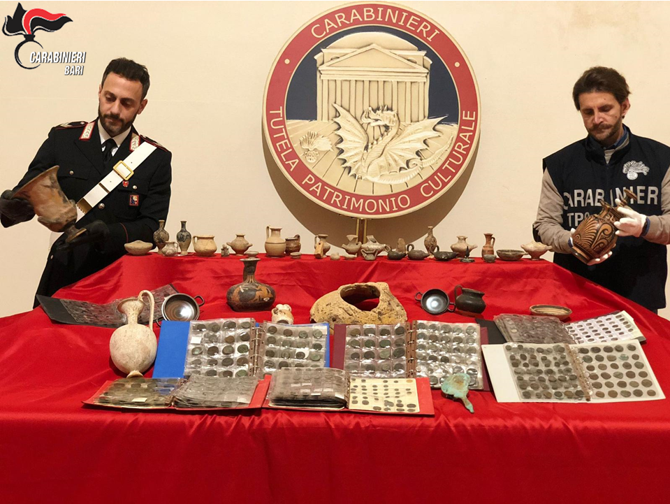 Bari: i Carabinieri scovano centinaia di reperti archeologici nell’abitazione di due pensionati carabinieri,reperti