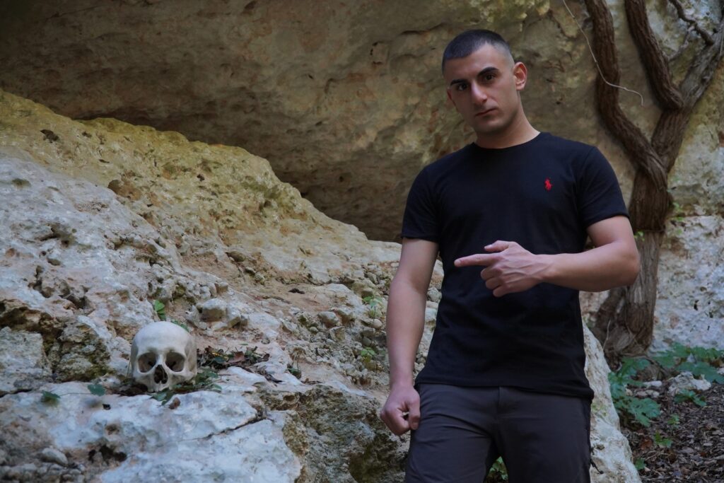 Un cranio preistorico fra i sentieri di Pantalica, la scoperta dell’ambientalista Sebastian Colnaghi cranio