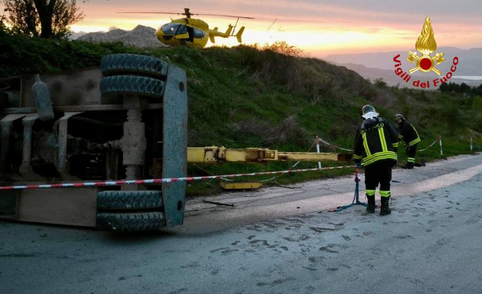 Incidente con autogrù -Pescopagano(PZ) incidente,pecopagano
