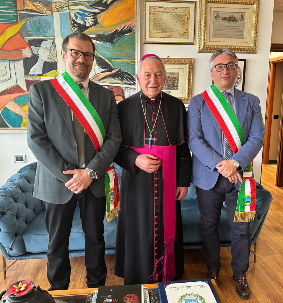 Il saluto del sindaco Bennardi all'arcivescovo monsignor Salvatore Ligorio salvatore ligorio
