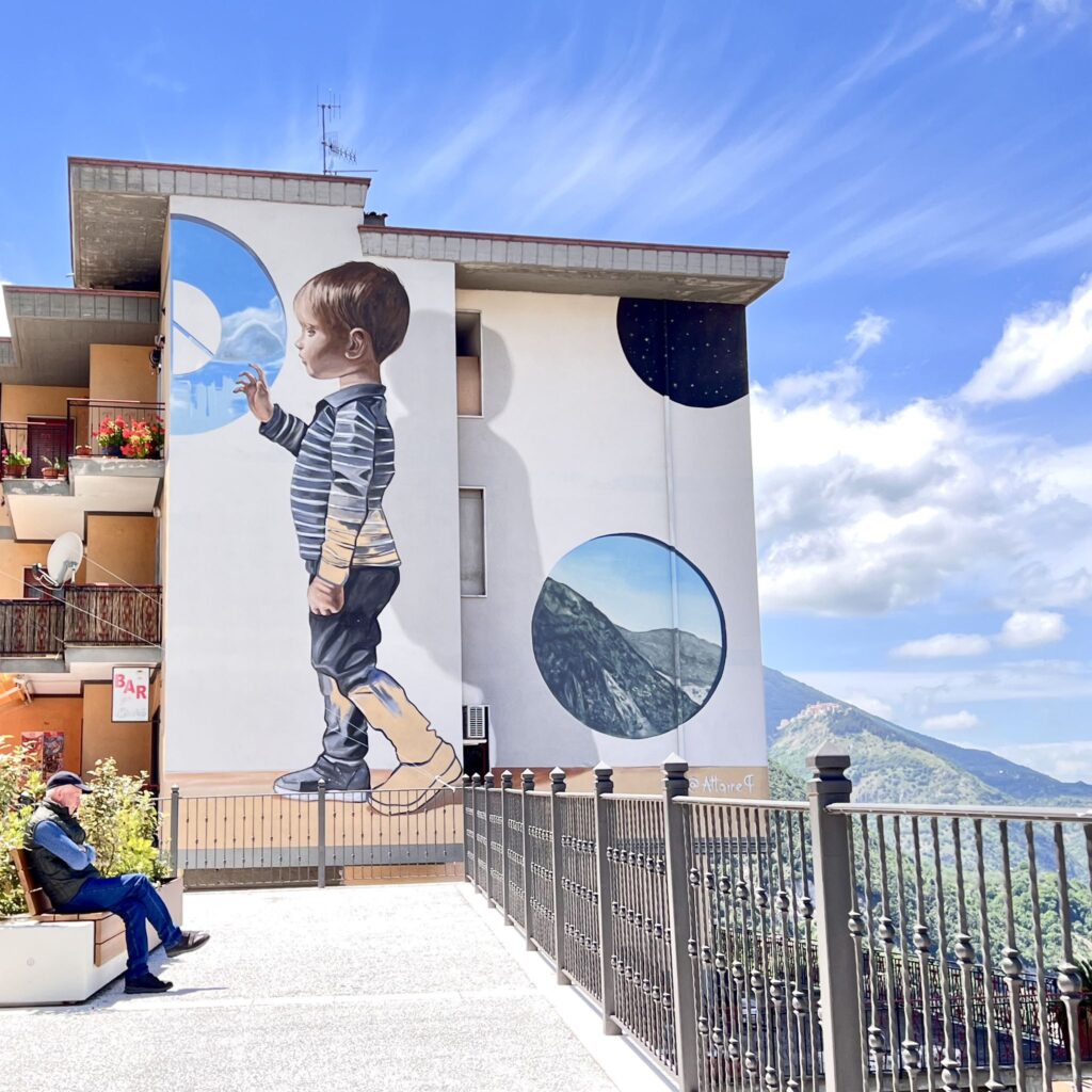 REALIZZATO A VIETRI DI POTENZA UN MURALES DI GRANDI DIMENSIONI SUL TEMA DELLA PACE. SI TRATTA DEL QUINTO INTERVENTO DI ARTE URBANA murales