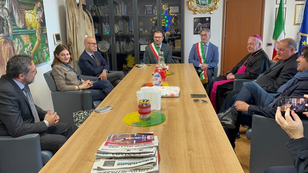 Il saluto del sindaco Bennardi all'arcivescovo monsignor Salvatore Ligorio salvatore ligorio