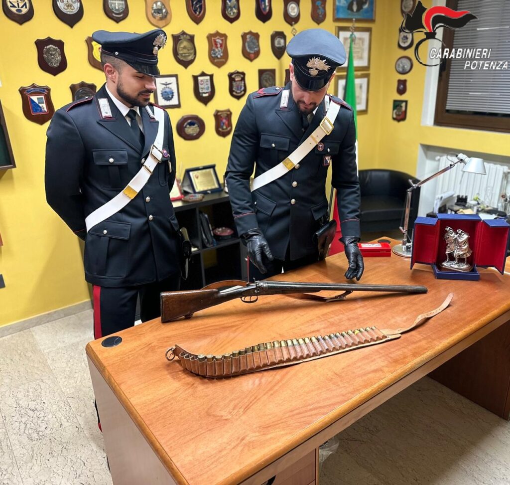 ARMA CLANDESTINA E MUNIZIONI IN CASA. ARRESTATO DAI CARABINIERI carabinieri