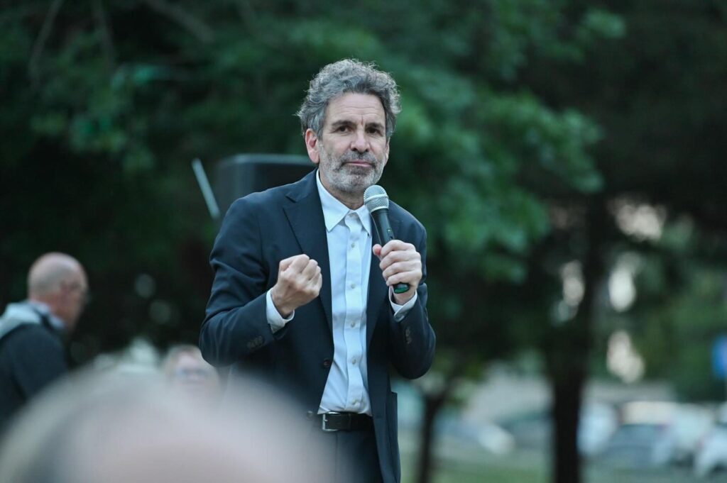 Venerdì 10 maggio alle ore 20 Carlo Salvemini terrà un incontro pubblico con i cittadini a Parco Corvaglia. terra