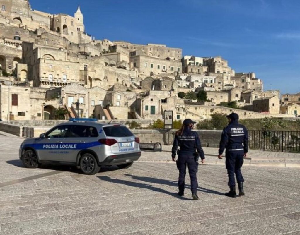 Plauso del sindaco Bennardi a tre agenti di Polizia locale per l'aiuto a una coppia di anziani turisti bennardi,polizia