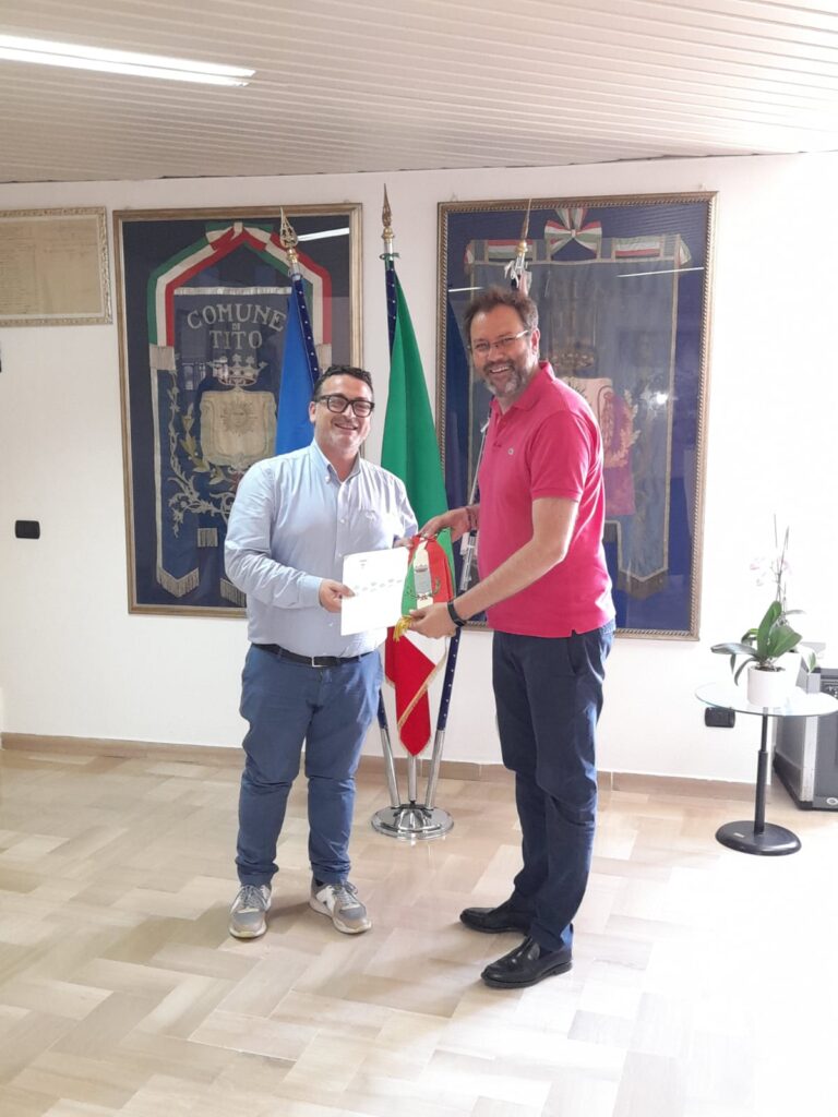 TITO, PASSAGGIO DI CONSEGNE IN MUNICIPIO TRA IL SINDACO USCENTE GRAZIANO SCAVONE E IL NEO ELETTO FABIO LAURINO municipio