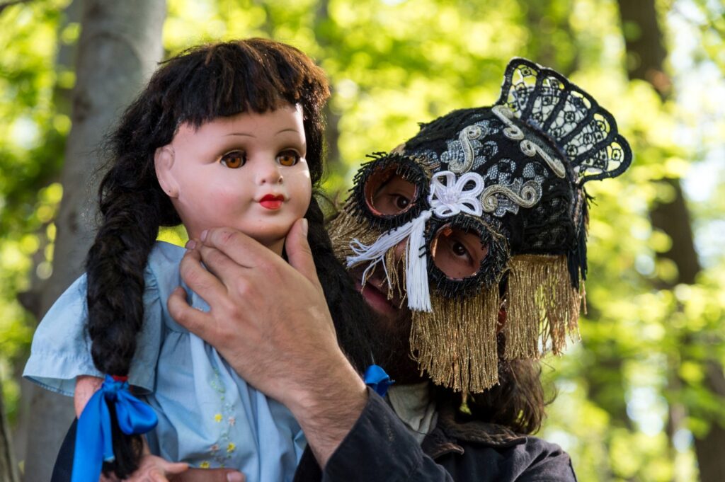 Il teatro immersivo nel bosco di Satriano con lo spettacolo "Hansel e Gretel" bosco