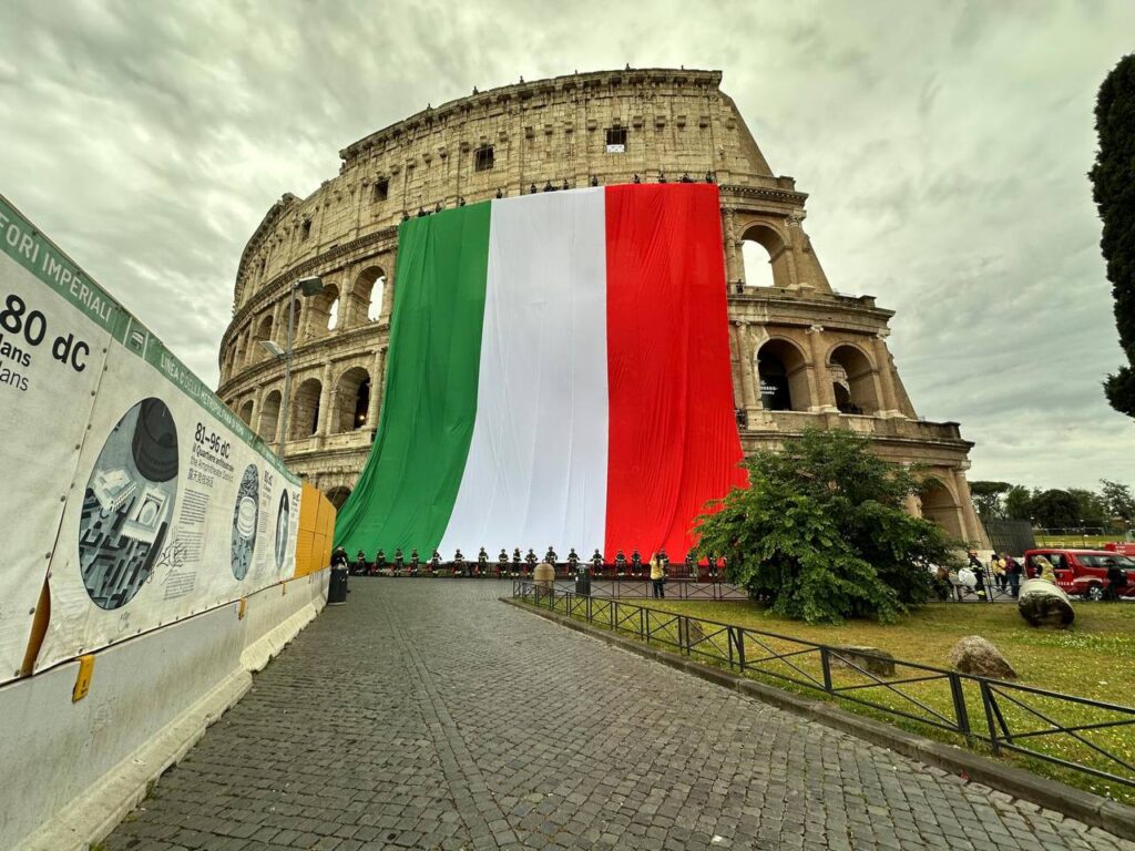 FESTA DELLA REPUBBLICA, VIGILI DEL FUOCO CALANO SUL COLOSSEO TRICOLORE DI 2.000 METRI QUADRATI Vigili del fuoco