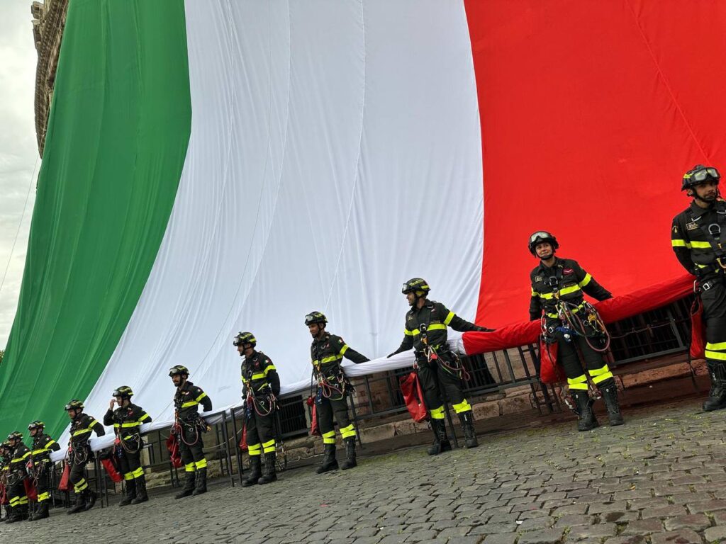 FESTA DELLA REPUBBLICA, VIGILI DEL FUOCO CALANO SUL COLOSSEO TRICOLORE DI 2.000 METRI QUADRATI Vigili del fuoco