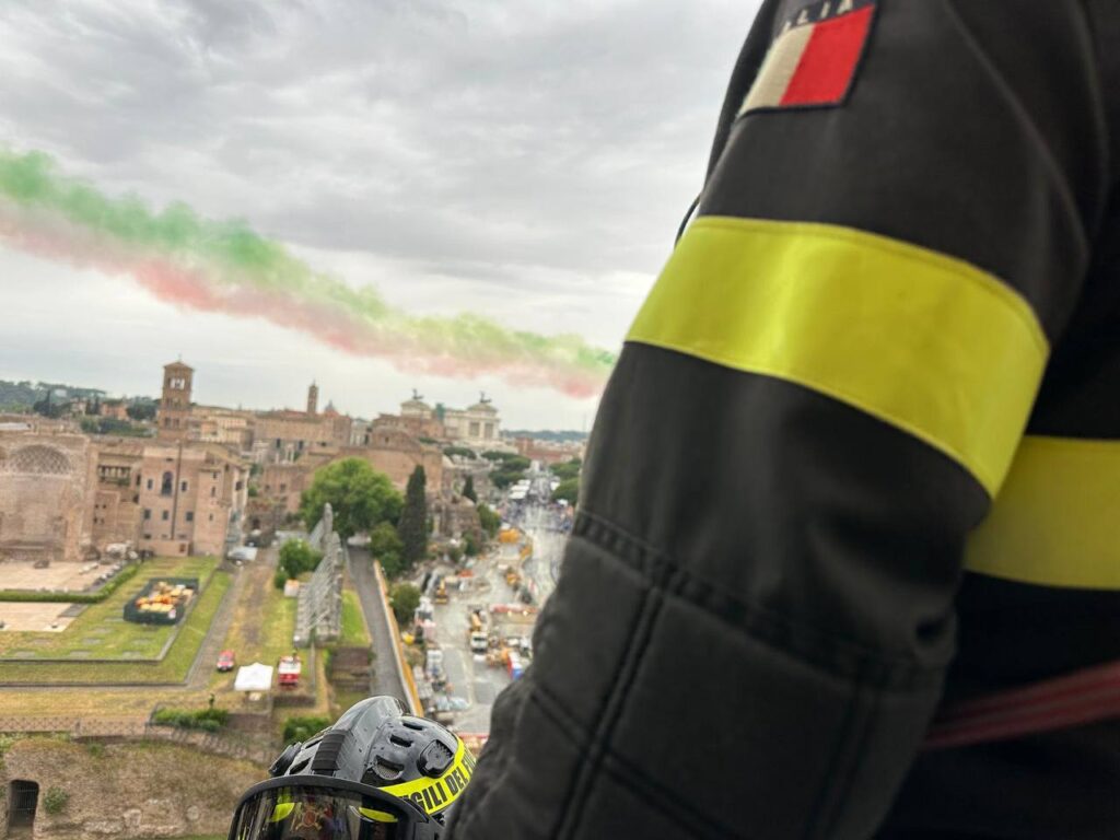 FESTA DELLA REPUBBLICA, VIGILI DEL FUOCO CALANO SUL COLOSSEO TRICOLORE DI 2.000 METRI QUADRATI Vigili del fuoco
