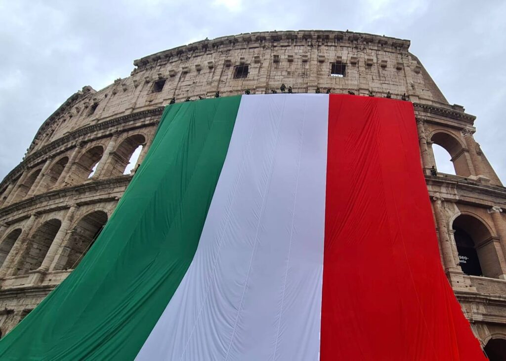 FESTA DELLA REPUBBLICA, VIGILI DEL FUOCO CALANO SUL COLOSSEO TRICOLORE DI 2.000 METRI QUADRATI Vigili del fuoco
