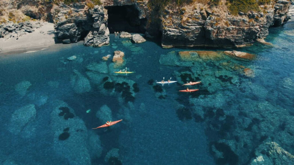 Maratea, 15 – 22 giugno 2024 SOTTOCOSTA KAYAK CAMP Maratea ospita il più grande evento italiano dedicato al kayak da mare kayak