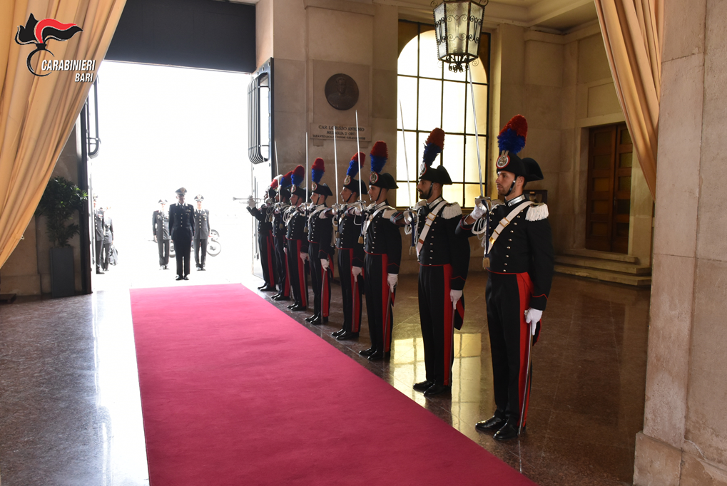 Bari: il saluto del Generale Antonio de Vita ai Carabinieri della Legione “Puglia bari