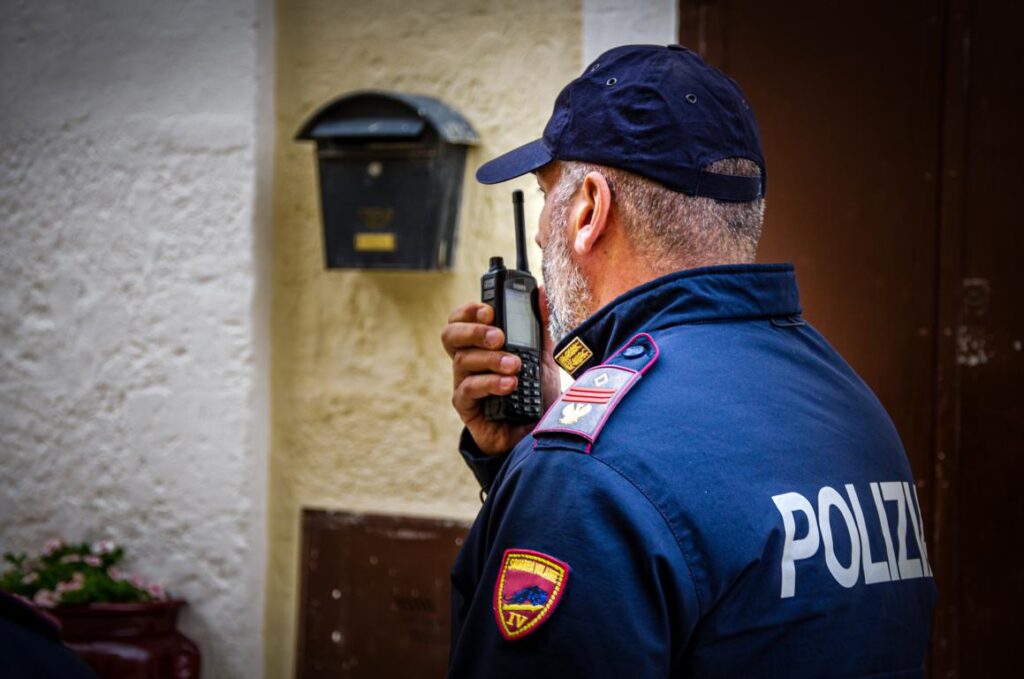 Polizia di Stato: tre donne di Matera denunciate a vario titolo per furto aggravato, ricettazione, detenzione abusiva di armi clandestine e munizioni. polizia di stato,munizioni