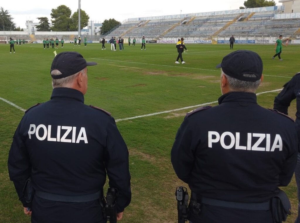Fumogeni sugli spalti: il Questore di Matera dispone 2 D.A.SPO. nei confronti di due tifosi individuati dalla Polizia di Stato polizia di stato