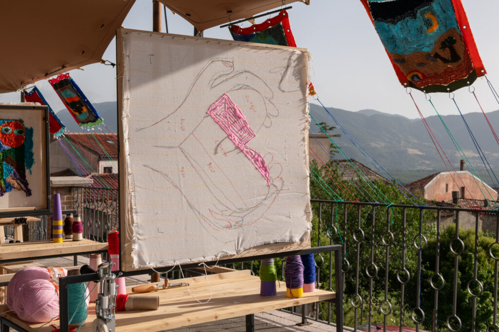 In Basilicata il borgo di Sasso di Castalda (PZ) ospita l’intervento artistico Circo tessile di Giulio Locatelli basilicata
