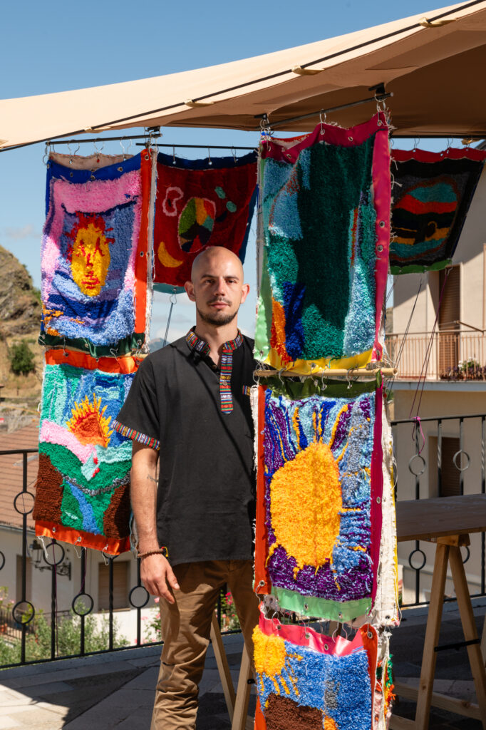 In Basilicata il borgo di Sasso di Castalda (PZ) ospita l’intervento artistico Circo tessile di Giulio Locatelli basilicata